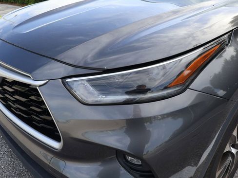 Used 2021 Toyota Highlander XLE image 3