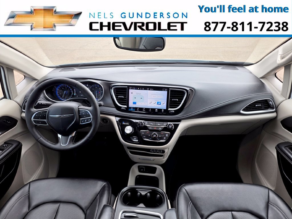 Used 2024 Chrysler Pacifica Touring-L FWD image 16