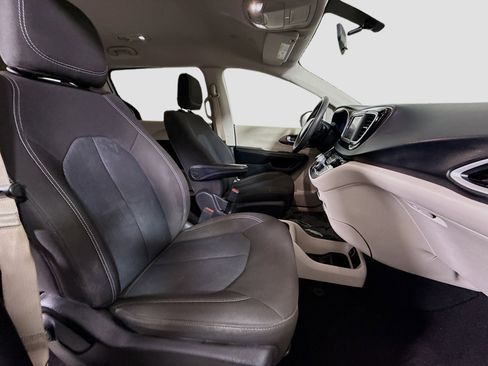 Used 2022 Chrysler Voyager LX FWD image 29