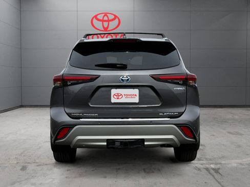Used 2024 Toyota Highlander Platinum image 4