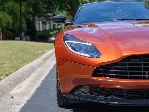 Used 2021 Aston Martin DB11 Volante RWD image 25