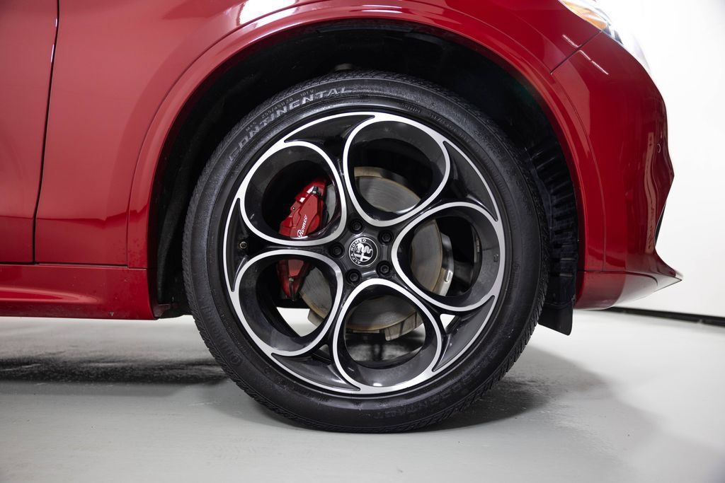 Used 2023 Alfa Romeo Stelvio Veloce AWD/4WD image 4