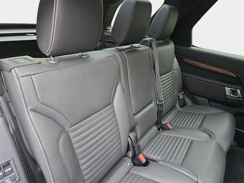 New 2025 Land Rover Discovery Dynamic SE image 12