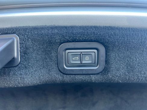 Used 2021 Bentley Flying Spur W12 image 32