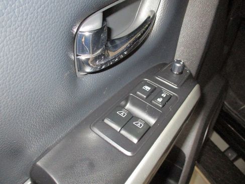 Used 2017 Nissan Titan SV image 14