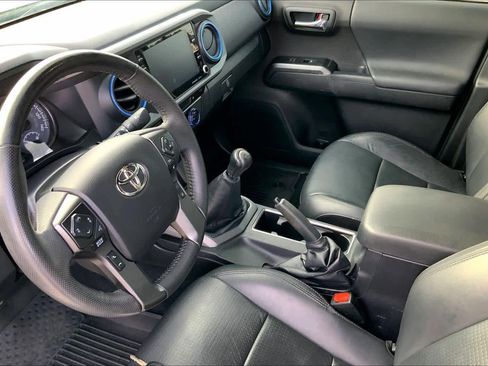 Used 2022 Toyota Tacoma TRD Sport w/ TRD Premium Sport Package AWD/4WD image 15