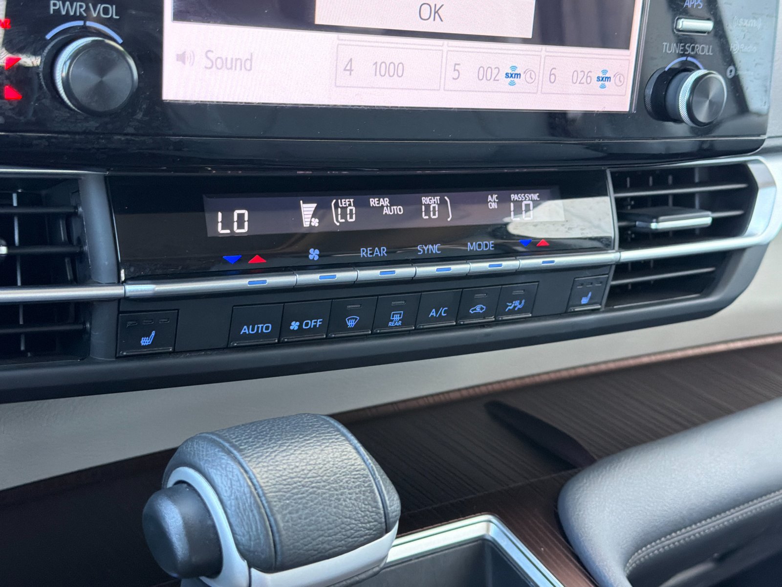 Used 2022 Toyota Sienna XLE FWD image 24