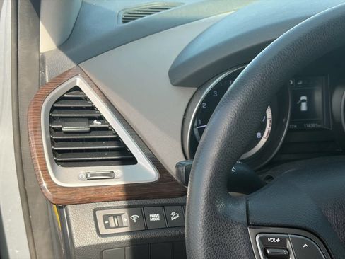 Used 2017 Hyundai Santa Fe SE image 17