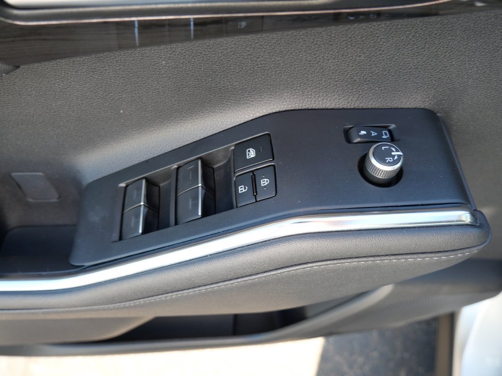 Used 2023 Toyota Highlander Platinum AWD/4WD image 16