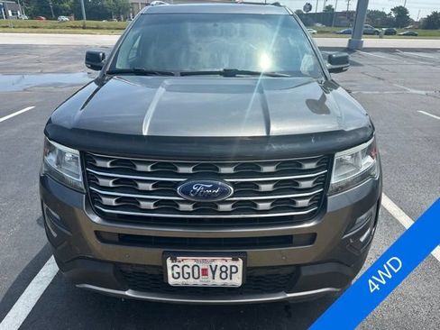 Used 2017 Ford Explorer XLT w/ Equipment Group 202A AWD/4WD image 2