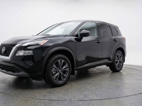 Used 2025 Nissan Rogue SV image 3
