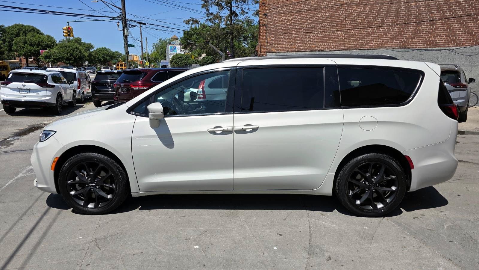 Used 2021 Chrysler Pacifica Touring-L w/ Uconnect Theater Family Group AWD/4WD image 6