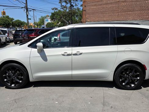 Used 2021 Chrysler Pacifica Touring-L w/ Uconnect Theater Family Group AWD/4WD image 6