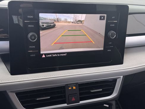 Used 2025 Volkswagen Taos SE image 17