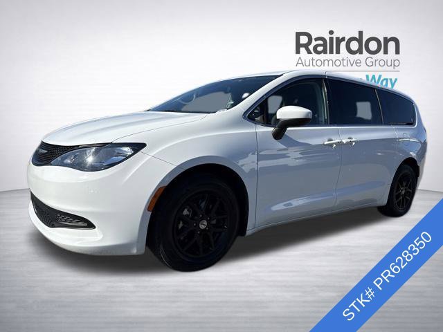 Used 2023 Chrysler Voyager LX FWD image 3