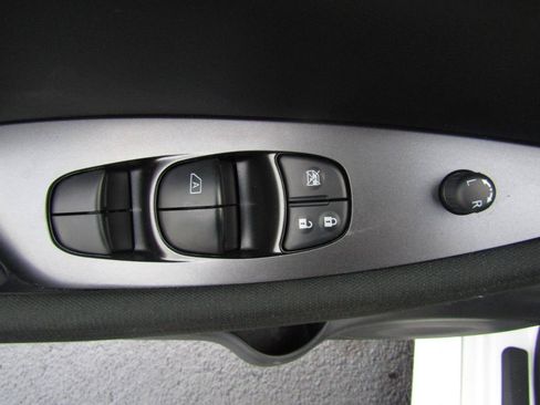 Used 2022 Nissan Leaf S FWD image 11