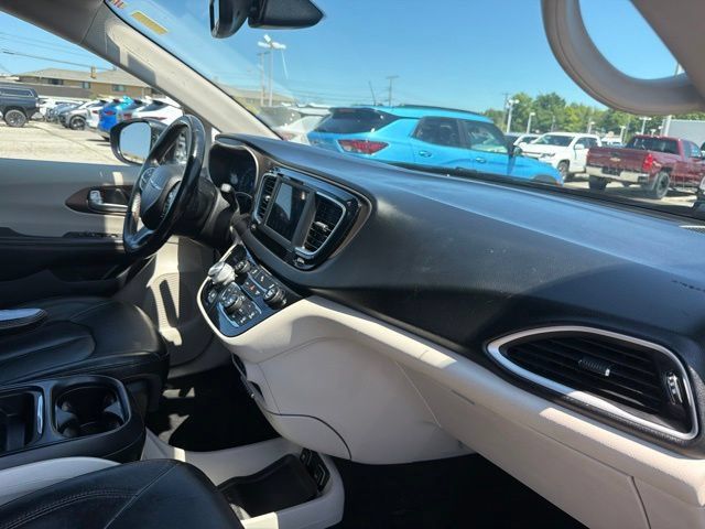 Used 2019 Chrysler Pacifica Touring-L FWD image 23