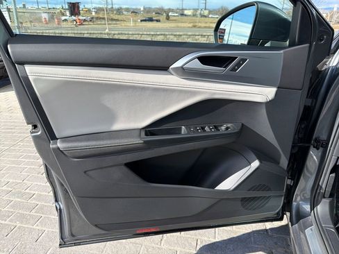 Certified 2025 Volkswagen Taos SE image 12