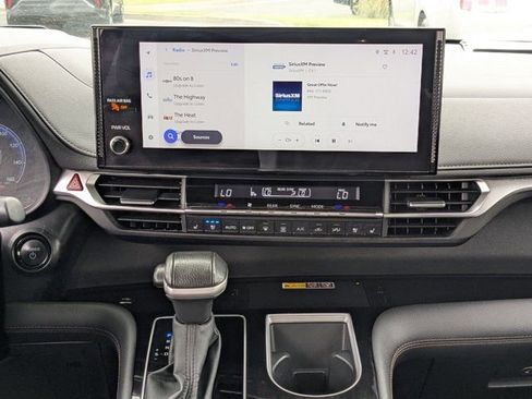 Used 2025 Toyota Sienna Platinum AWD/4WD image 18