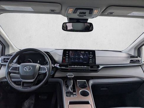 Used 2024 Toyota Sienna XLE image 21