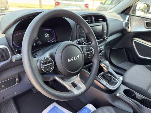 Used 2025 Kia Soul LX w/ LX Technology Package FWD image 29