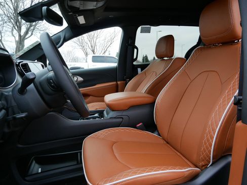 New 2026 Chrysler Pacifica Pinnacle image 9