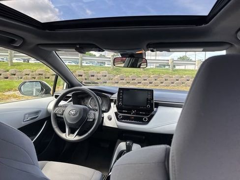 Used 2020 Toyota Corolla SE w/ SE Premium Package FWD image 2
