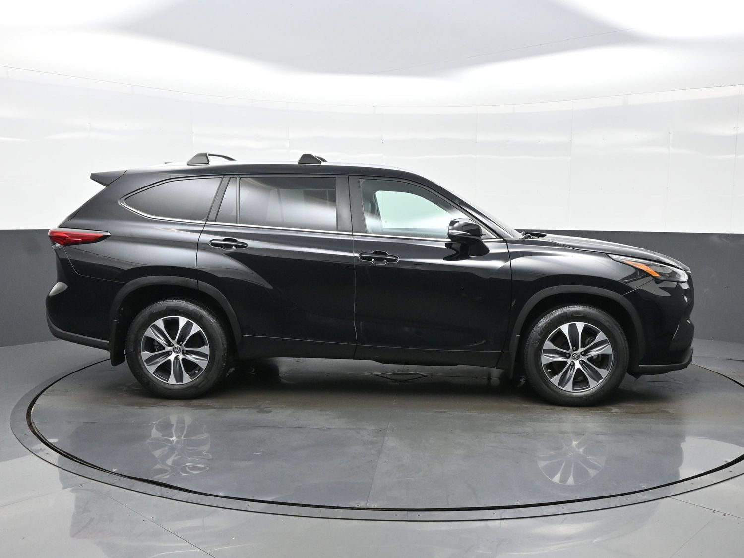 Used 2023 Toyota Highlander XLE AWD/4WD image 7