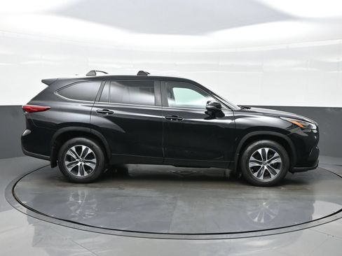 Used 2023 Toyota Highlander XLE AWD/4WD image 7