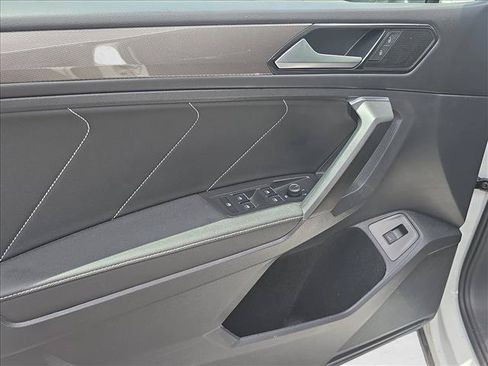 Used 2023 Volkswagen Tiguan SE w/ Panoramic Sunroof Package FWD image 10
