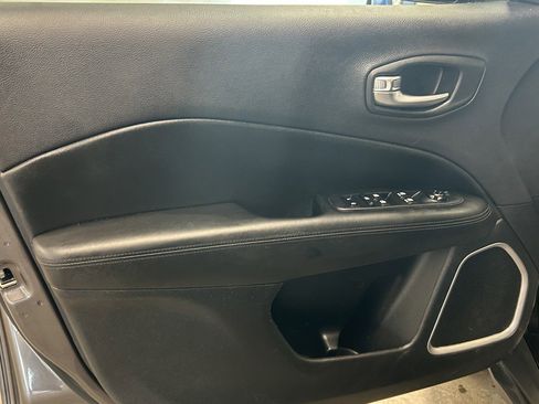 Used 2018 Jeep Compass Latitude image 11