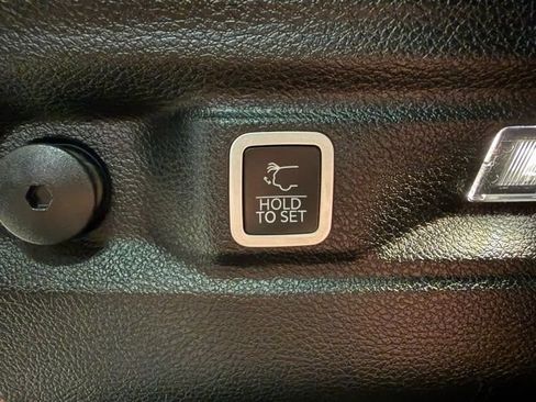 Used 2023 Jeep Grand Cherokee L Limited w/ Black Appearance Package image 28