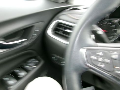 Used 2024 Chevrolet Equinox Premier image 18