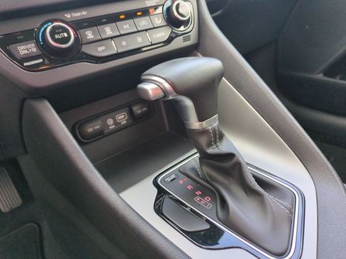 Used 2017 Kia Niro LX FWD image 12
