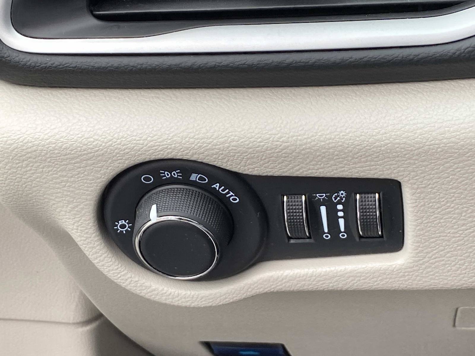 Used 2024 Chrysler Voyager LX FWD image 19