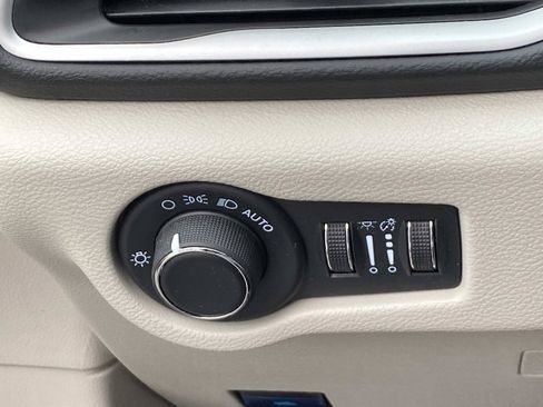 Used 2024 Chrysler Voyager LX FWD image 19