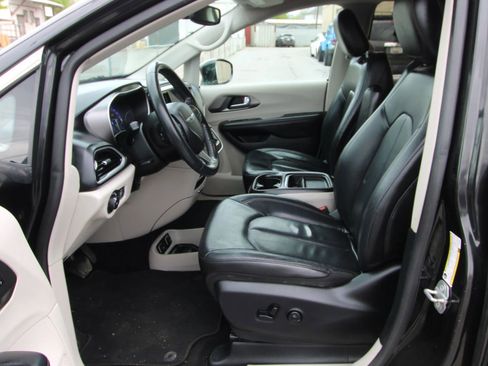 Used 2020 Chrysler Pacifica Touring-L w/ Advanced Safetytec Group FWD image 9