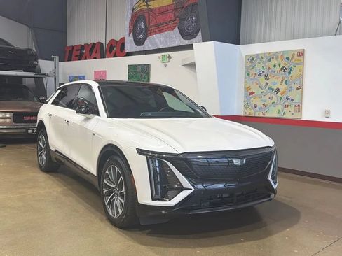 Used 2024 Cadillac Lyriq Sport AWD/4WD image 6