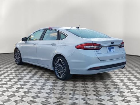 Used 2017 Ford Fusion SE w/ Fusion SE Technology Package image 4