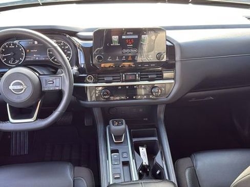 Used 2024 Nissan Pathfinder SL image 14