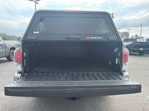 Used 2020 Toyota Tacoma TRD Off-Road w/ Technology Package AWD/4WD image 15