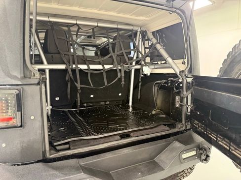 Used 2016 Jeep Wrangler Unlimited Rubicon w/ Connectivity Group image 23