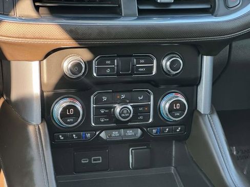 Used 2023 GMC Yukon XL SLT w/ SLT Luxury Package image 19