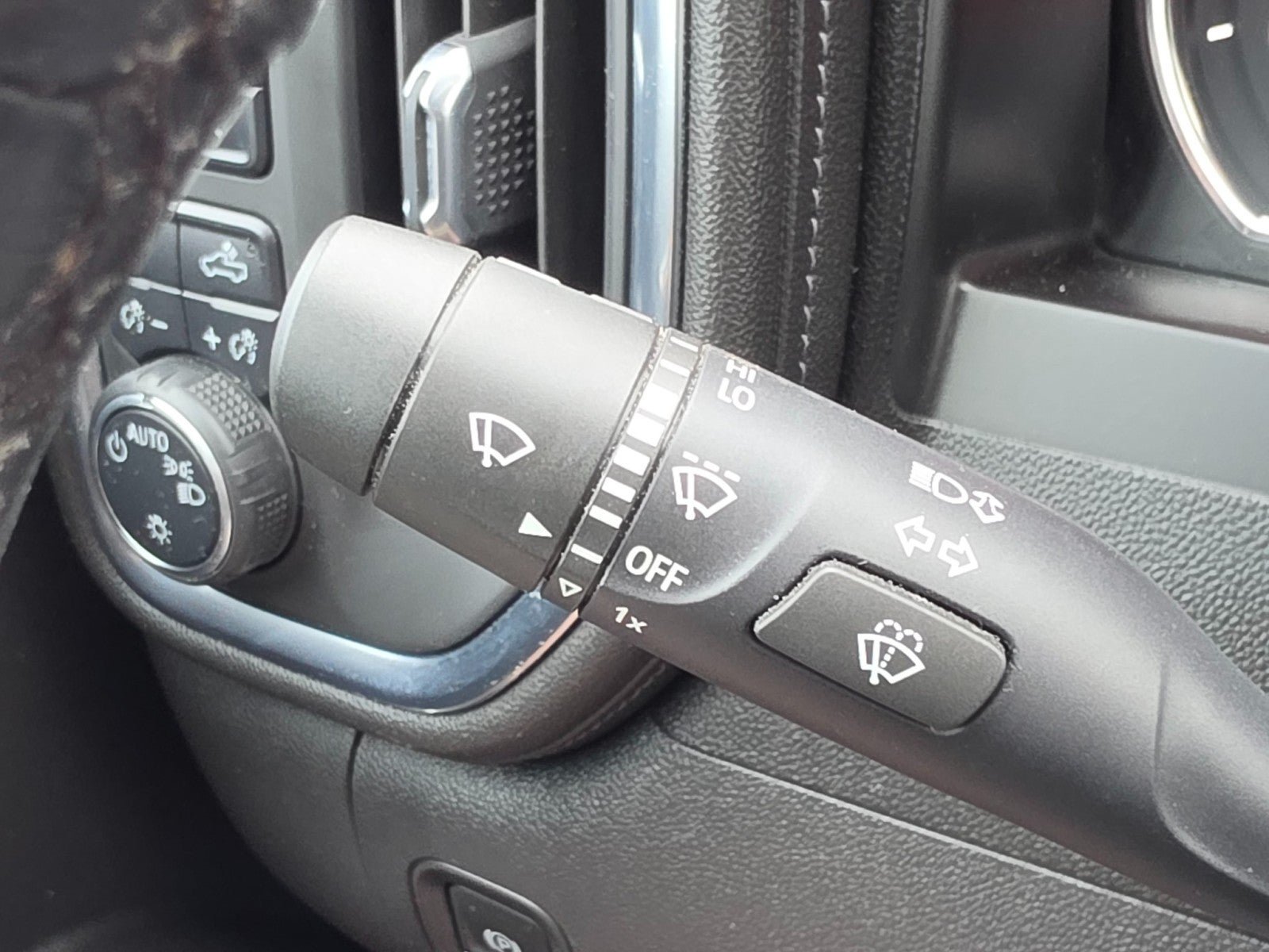 Used 2020 Chevrolet Silverado 1500 RST AWD/4WD image 39