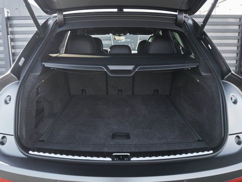 Used 2025 Bentley Bentayga image 18