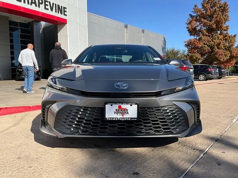 Used 2025 Toyota Camry SE image 4