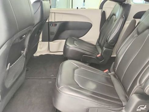 Used 2024 Chrysler Pacifica Touring-L FWD image 21