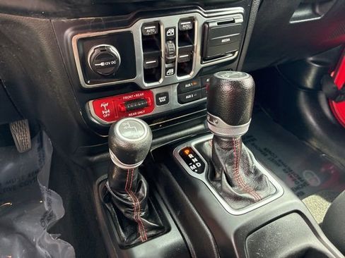 Used 2018 Jeep Wrangler Unlimited Rubicon AWD/4WD image 36