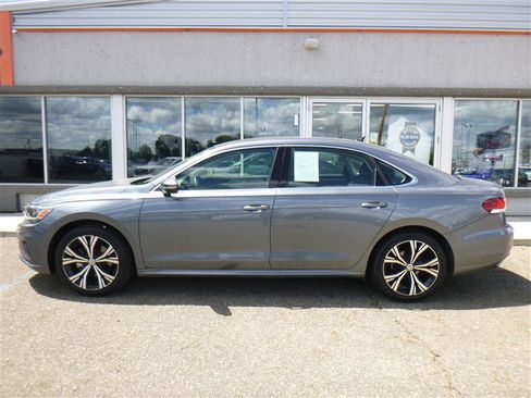Used 2022 Volkswagen Passat 2.0T SE FWD image 2