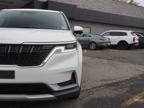 Used 2024 Kia Carnival LX FWD image 14